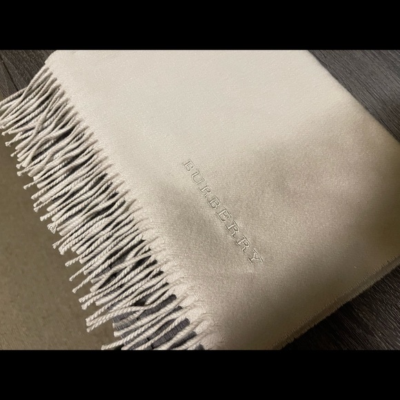 Burberry 100% cashmere scarf- made in Scotland - Picture 3 of 4